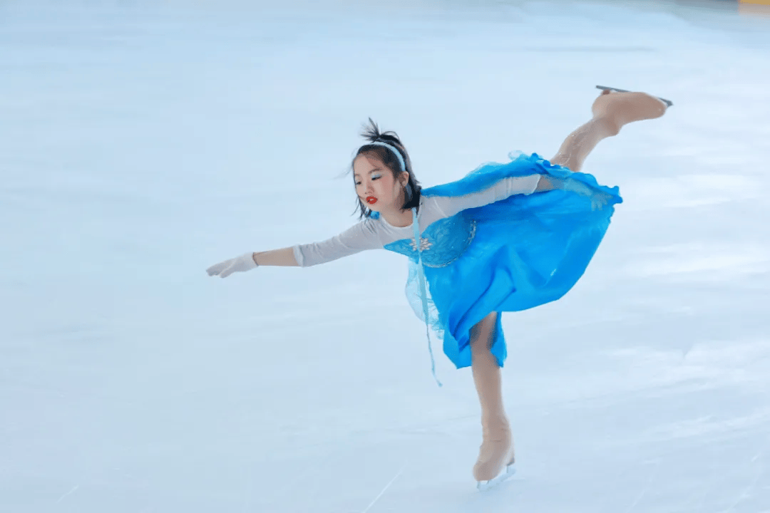 花样滑冰,冰上舞者展现优雅魅力 花样滑冰,冰上舞者展现优雅魅力